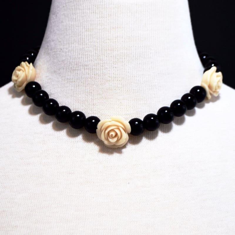 Black Pearls With Flower Ascent Necklace - Handmade