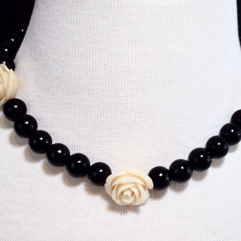 Black Pearls With Flower Ascent Necklace - Handmade